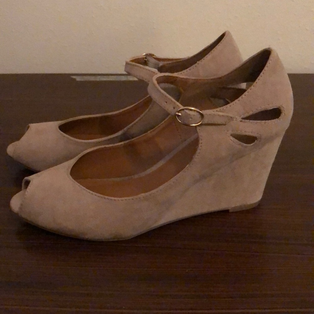 Nude wedges